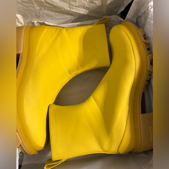 Gorgeous pair yellow Shiloh boots - Picture 5 of 9